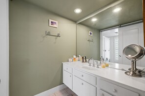 Dusj, hårføner, håndklær og såpe