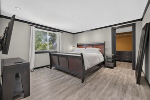 Ein modernes Schlafzimmer mit Bett, Nachttisch und Kleiderschrank.
