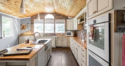 Sleeps 10+/Batting Cage/Theater!