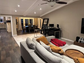 Smart TV, fireplace, DVD player, stereo - Sleeps 10/Batting Cage/Theater! (Westfield)