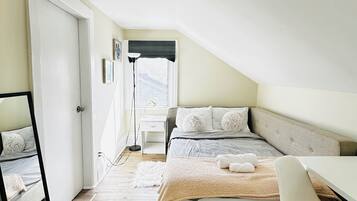 3 bedrooms, desk, iron/ironing board, travel crib