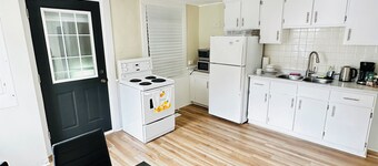 Spacious 2BR House with Netflix, BBQ, and Patio Near City Centre