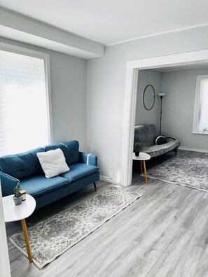 Smart TV - Cozy 2BR House Near Centre with Patio, BBQ, Backyard, and Netflix (Peterborough)