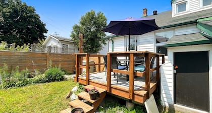 Cozy 2BR House Near Centre with Patio, BBQ, Backyard, and Netflix