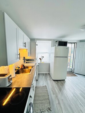 Fridge, microwave, oven, stovetop - Cozy 2BR House Near Centre with Patio, BBQ, Backyard, and Netflix (Peterborough)