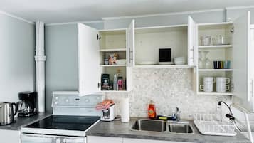 Frigorifero, microonde, forno, piano cottura