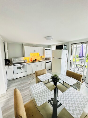 Cozy 2BR House Near Centre with Patio, BBQ, Backyard, and Netflix