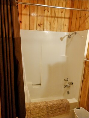 Douche, sèche-cheveux, serviettes fournies, savon