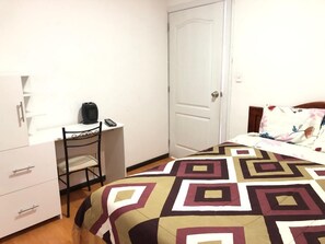 3 bedrooms, iron/ironing board, WiFi, bed sheets - 3-bedroom house in fabulous Cuenca with WiFi (Cuenca)