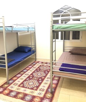 Dormitorio compartido junior, balcón, vista a la ciudad | 1 habitación, tabla de planchar con plancha y wifi gratis 