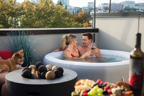 Outdoor spa tub