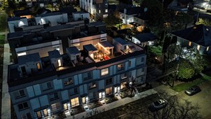 Un immeuble résidentiel à plusieurs étages, doté d’une cour intérieure, de balcons et donnant sur la rue.