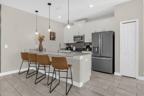 Fridge, microwave, oven, stovetop - 5 Bedrooms/4 Bathrooms/ Storey Lake (4935 WA) (Kissimmee)