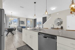 Fridge, microwave, oven, stovetop - 5 Bedrooms/4 Bathrooms/ Storey Lake (4935 WA) (Kissimmee)