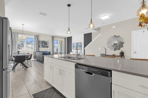 Refrigerador, microondas, horno, placa de cocina