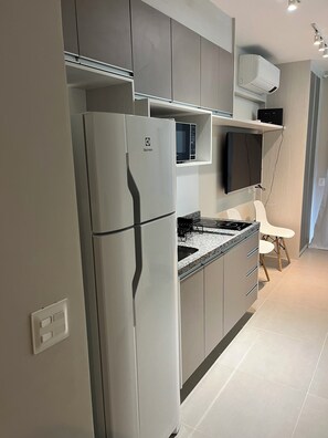Geladeira, micro-ondas, cooktop, talheres/pratos/utensílios de cozinha
