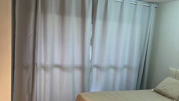 1 quarto, escrivaninha, ferros/tábuas de passar roupa, berço de viagem