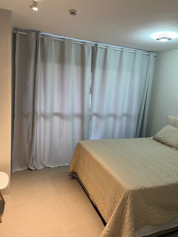 1 habitación, escritorio, tabla de planchar con plancha y cuna de viaje 