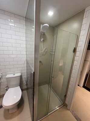 Dusche, Haartrockner, Handtücher, Toilettenpapier