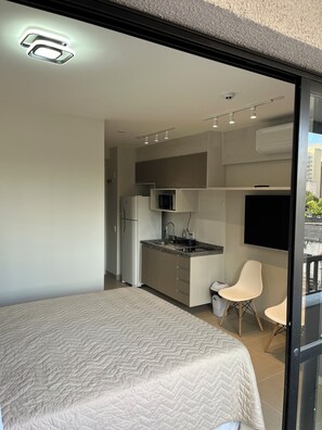 1 chambre, bureau, fer et planche à repasser, lit parapluie