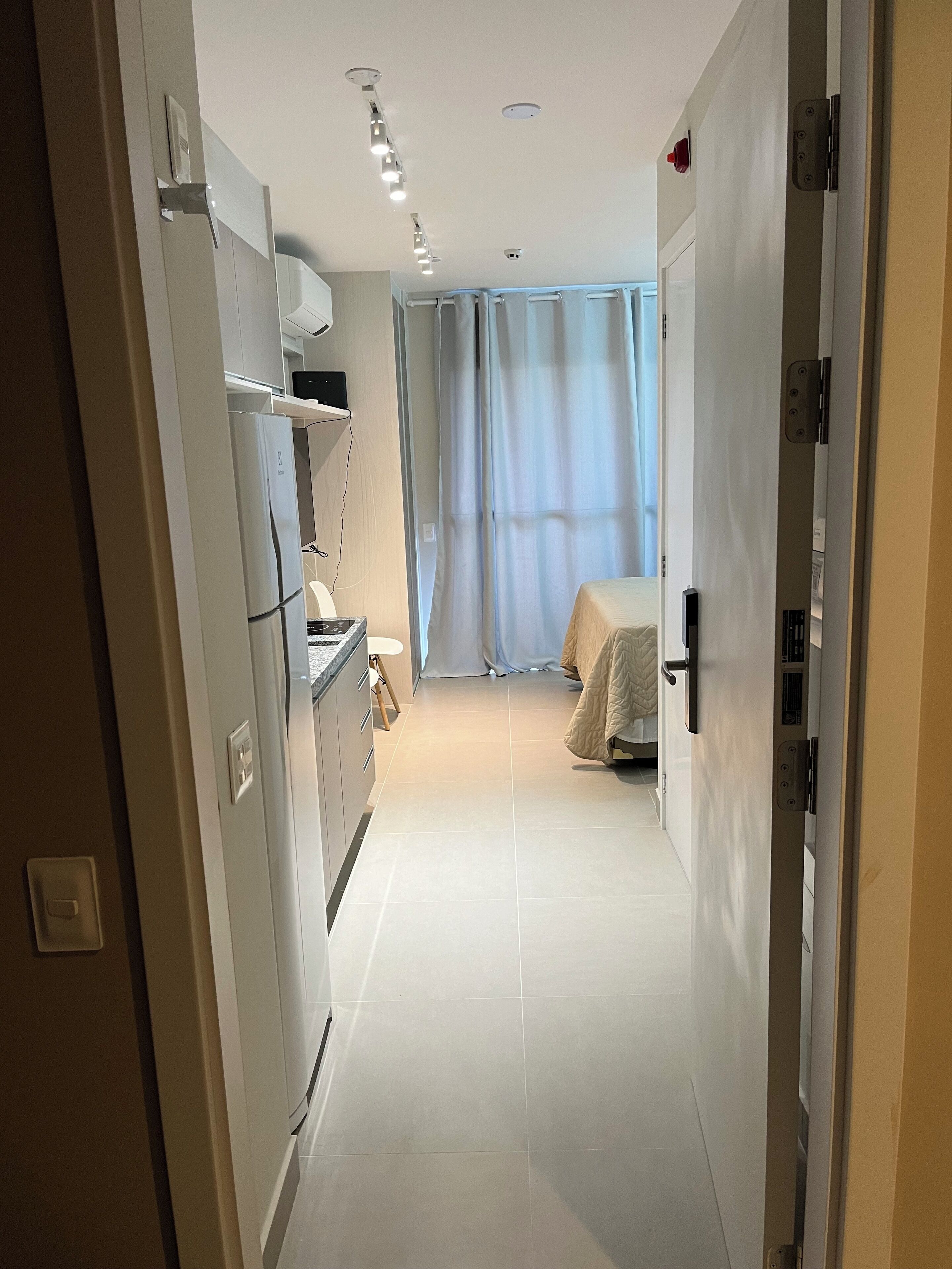 1 quarto, escrivaninha, ferros/tábuas de passar roupa, berço de viagem