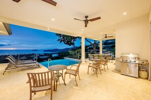 Outdoor dining - Casa Bella – 4-Bedroom Luxury Villa with Private Pool & Panoramic Sunset View, Playas del Coco (Playas del Coco)