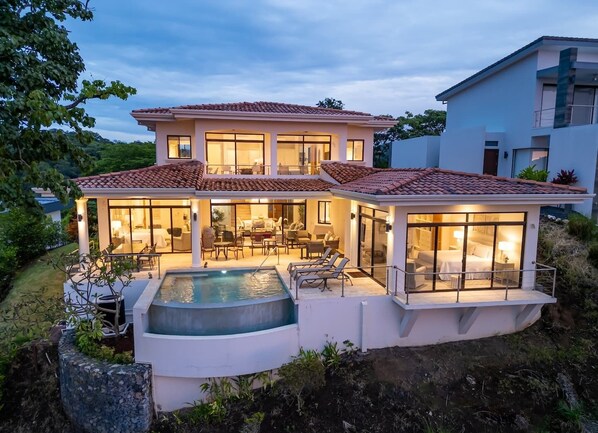 Pool - Casa Bella – 4-Bedroom Luxury Villa with Private Pool & Panoramic Sunset View, Playas del Coco (Playas del Coco)