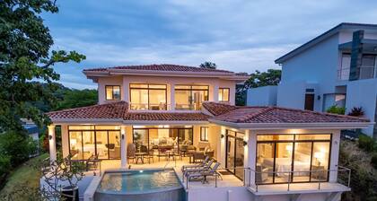Casa Bella – 4-Bedroom Luxury Villa with Private Pool & Panoramic Sunset View, Playas del Coco