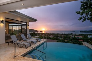 Pool - Casa Bella – 4-Bedroom Luxury Villa with Private Pool & Panoramic Sunset View, Playas del Coco (Playas del Coco)