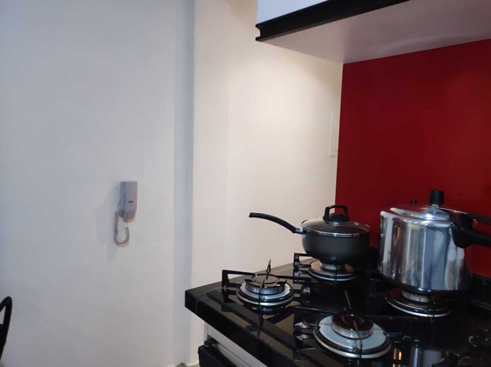 Una cocina con estufa a gas, hervidor y olla.