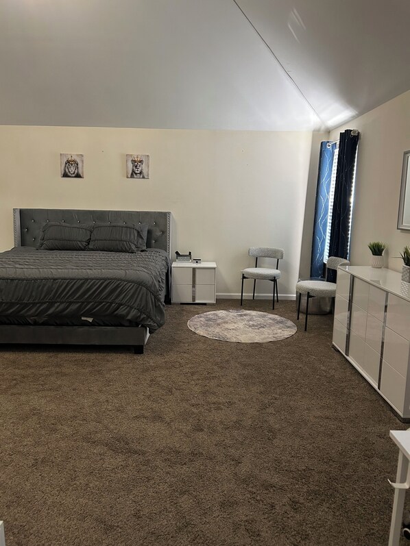 5 slaapkamers, een bureau, een strijkplank/strijkijzer, gratis wifi