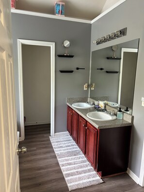 Een douche, een haardroger, handdoeken, zeep