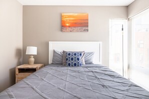 2 bedrooms, iron/ironing board, WiFi, bed sheets - Luxury Downtown Townhome w/ Private Garage Unit 16 (Cleveland)