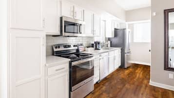 Refrigerador, microondas, horno, placa de cocina