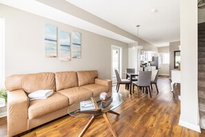 TV - Luxury Downtown Townhome w/ Private Garage Unit 9 (Cleveland)