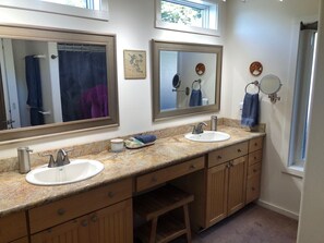 Dusche, Whirlpool, Haartrockner, Bidet