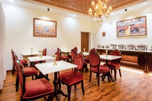 Restaurant - Moghal Mahal Resort Rajbagh Srinagar (Srinagar)