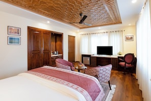 Desk, laptop workspace, free WiFi - Moghal Mahal Resort Rajbagh Srinagar (Srinagar)