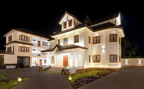 Front of property - Moghal Mahal Resort Rajbagh Srinagar (Srinagar)