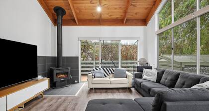 Walk2Everything  is within walking distance of the main shopping centre, cafes, the river, and more.