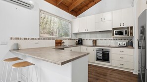 Fridge, oven, stovetop, dishwasher