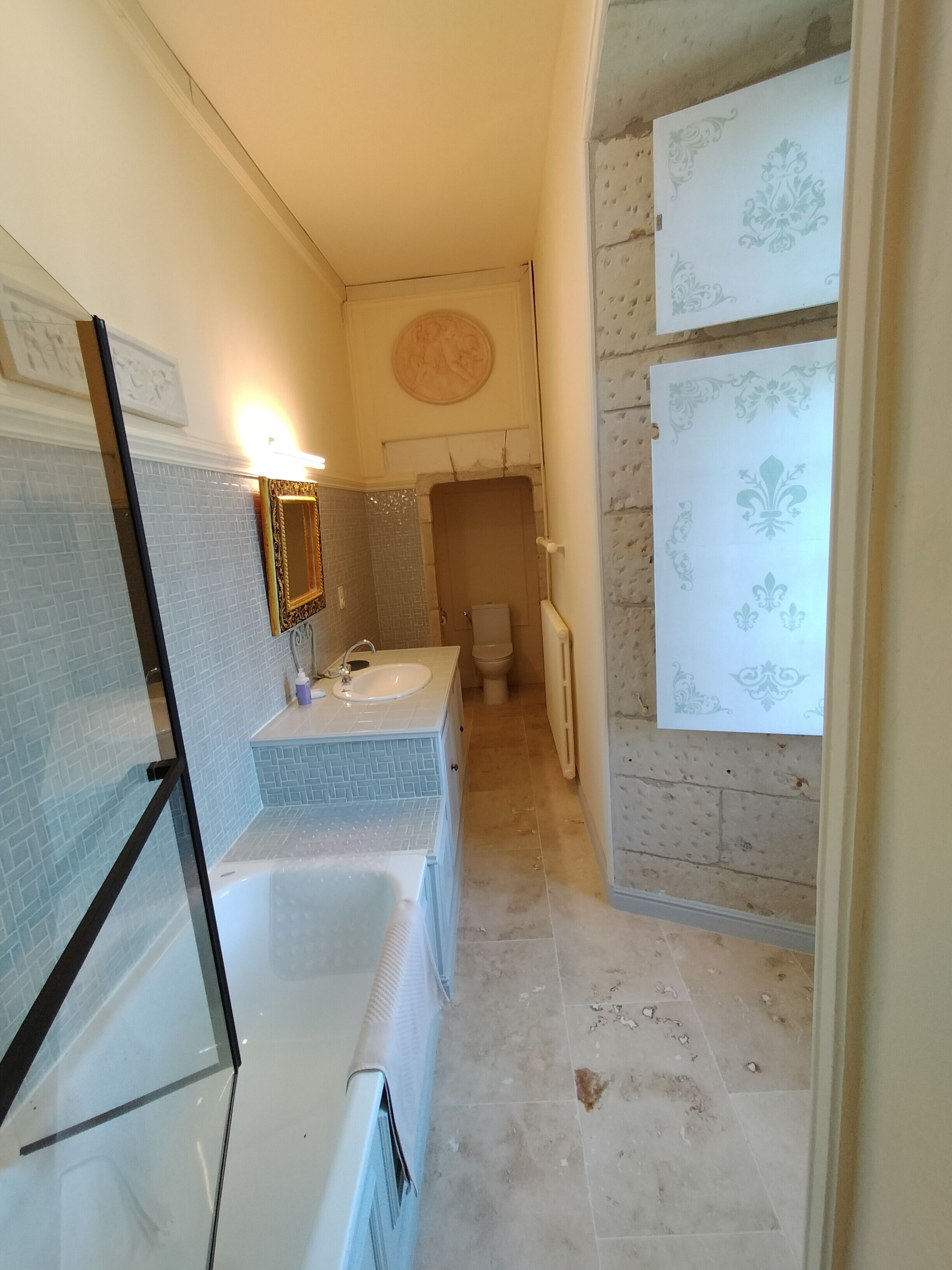 Une salle de bain avec une baignoire, un lavabo et des toilettes.
