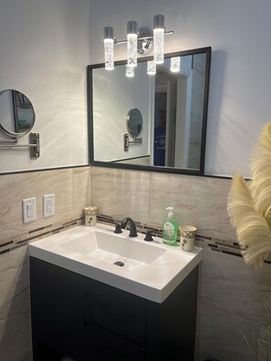 Douche, sĂšche-cheveux, serviettes fournies, savon
