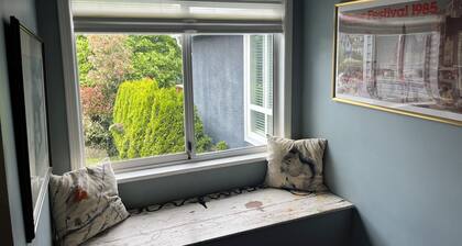 Stylish Garden suite in the heart of East Van w Mtn views. Downtown in 15 mins!