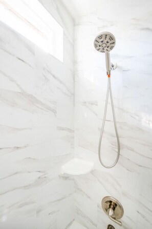Secadora de cabello, toallas, jabón, papel de baño
