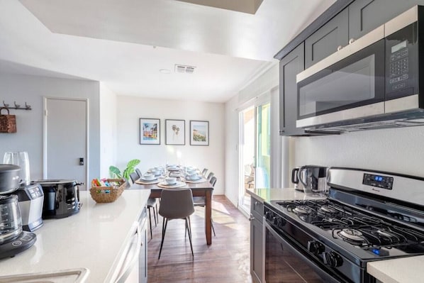 Réfrigérateur, micro-ondes, four, plaque de cuisson