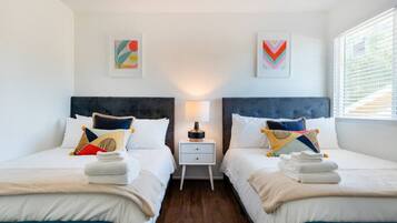 4 Schlafzimmer, Schreibtisch, Bügeleisen/Bügelbrett, WLAN