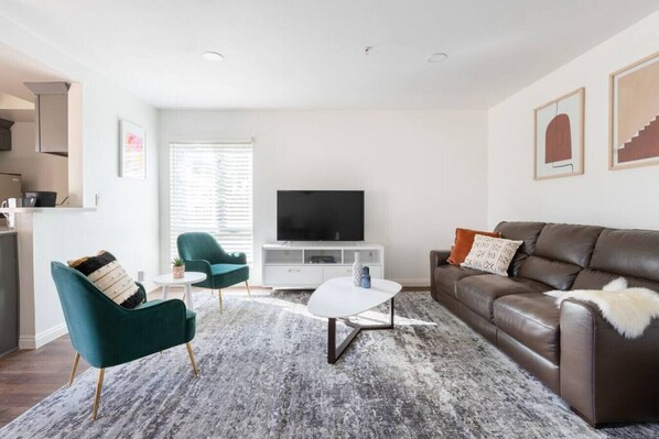 TV - New Renovated Spacious 3 beroom 2 bath near DT Alhambra (Alhambra)