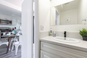 Fridge, microwave, oven, stovetop - Modern 2BR Condo w/ King Bed & Balcony near LA (Alhambra)