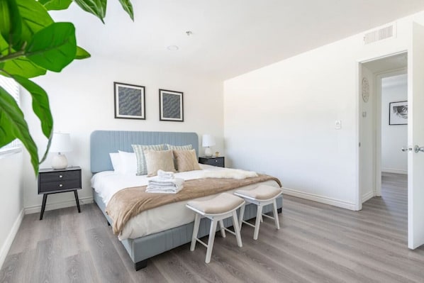 2 bedrooms, desk, iron/ironing board, WiFi